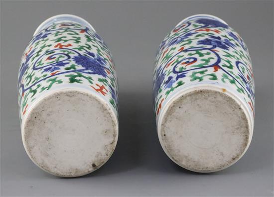 A pair of Chinese wucai vases, Qing dynasty, H.25.5cm